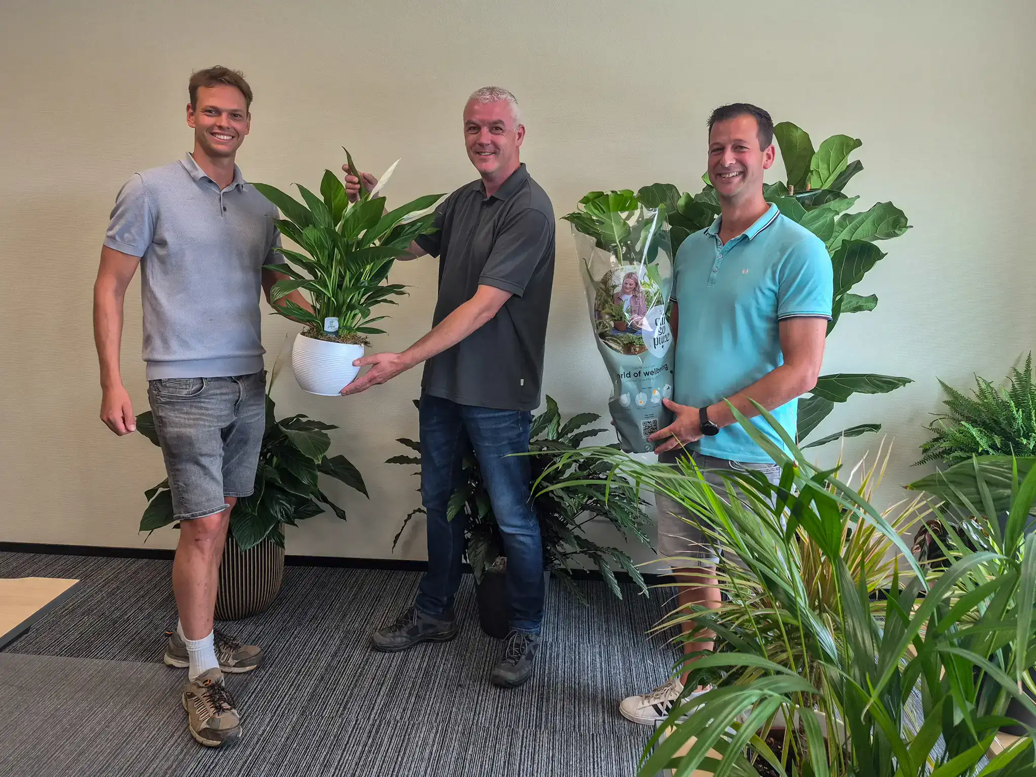 Air So Pure stelt nieuwe kwaliteitscontroleur aan. Op de foto zie je Niels Zwinkels (Kwaliteitscommissie Air So Pure), Joost van der Wolf (de nieuwe kwaliteitscontroleur) en Jelle Kuijvenhoven (Penningmeester Air So Pure)